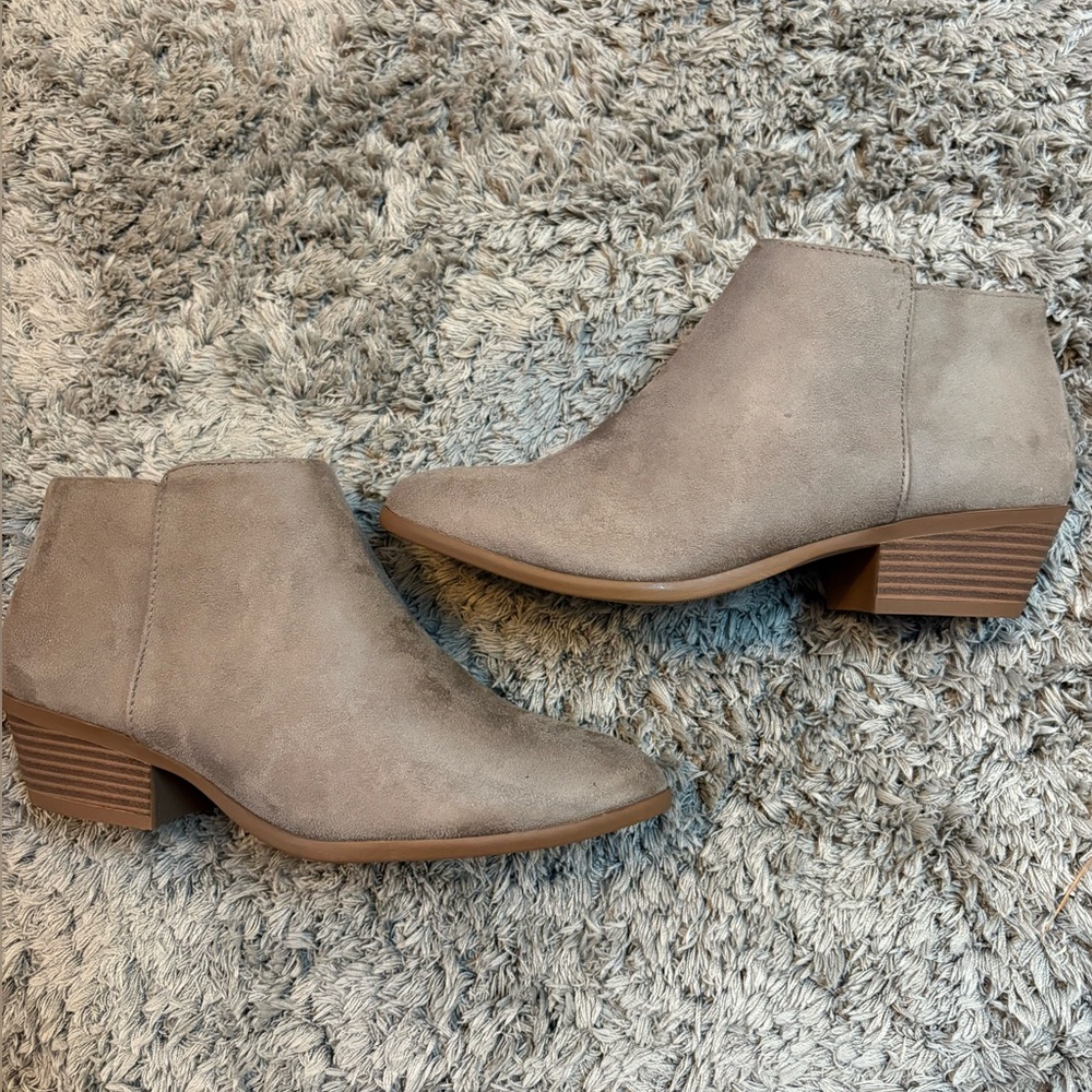 UNR8ED | NWT❗️ Women’s Mugsy Grey Booties
